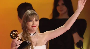 Taylor Swift fait l'histoire aux Grammy Awards