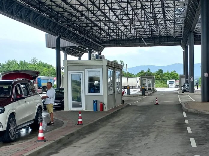 Serbët paralajmërojnë bllokim të rrugëve në drejtim të Kosovës