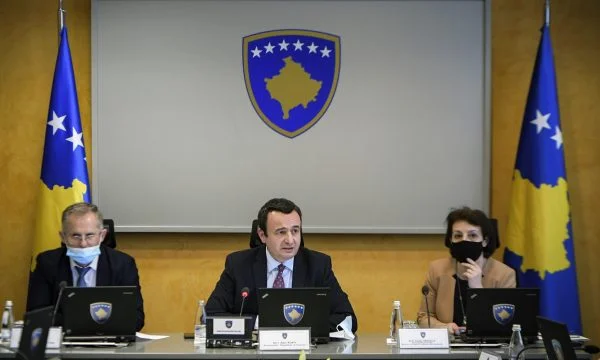 Zyrtarët e Albin Kurtit i bartin fëmijët nga shkolla me 3Z
