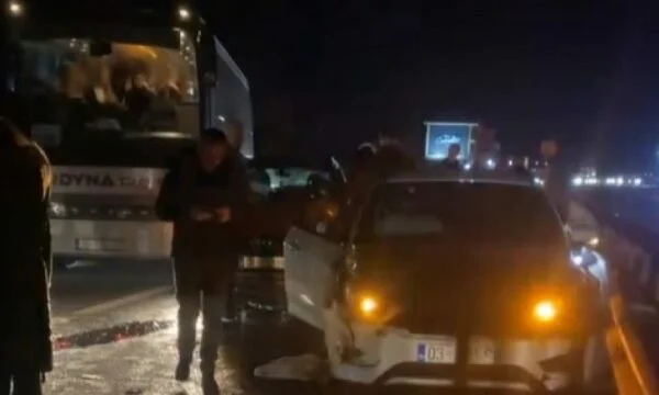 Aksident mes autobusit e tri makinave në Mleqan, lëndohen pesë persona