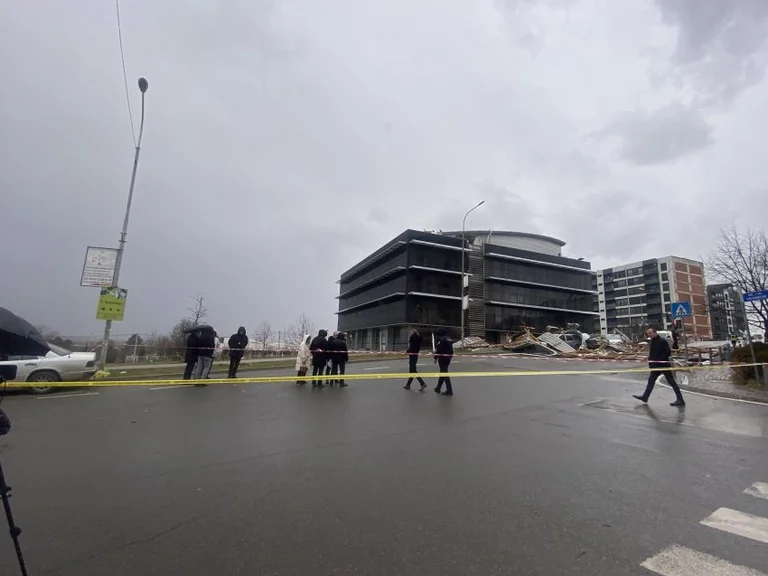 Largohet nga aparatura mjekësore 23-vjeçarja që u lëndua nga kulmi i Komunës