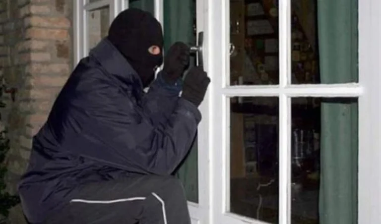 Prishtinë: Shtetases ukrainase i hyjnë gjashtë persona në banesë, nën kërcënimin e thikës ia marrin rreth 16 mijë euro e pasaportën