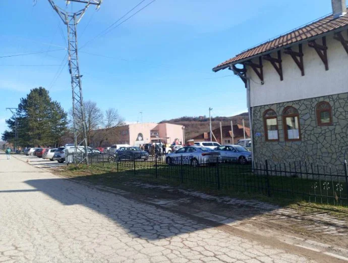 La police perquisitionne les structures parallèles serbes dans la région de Pec