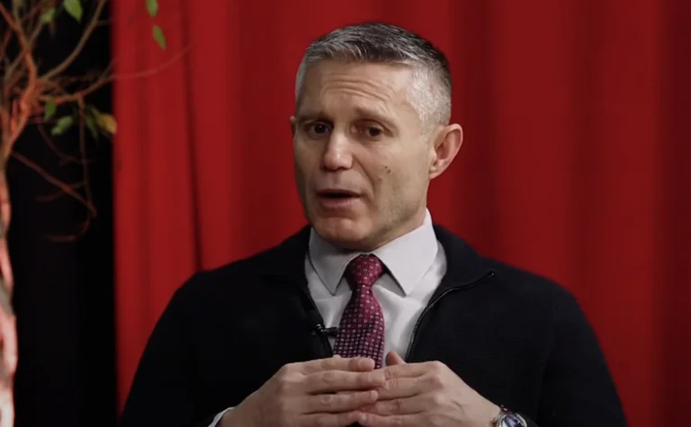 Ramadani: Tejet shqetësuese, KFOR-i ta sqarojë se pse nuk lejoi ministrin Krasniqi të hyjë në objektin e komunës së Zveçanit