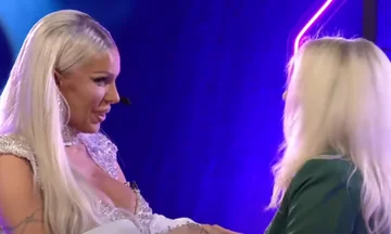 Mère Surprises Edona en dernière nuit