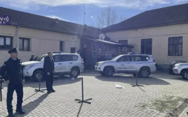 Bastiset komuna paralele serbe në Pejë, hiqet flamuri i Serbisë