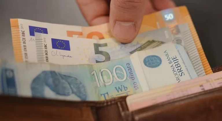 Përjashtimi i dinarit rrezikon të fut Kosovën në telashe me ndërkombëtarët- Çka kërkuan SHBA dhe BE dje?