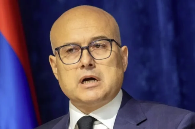 Ministri serb i Mbrojtjes: Na pret luftë diplomatike për dinarin