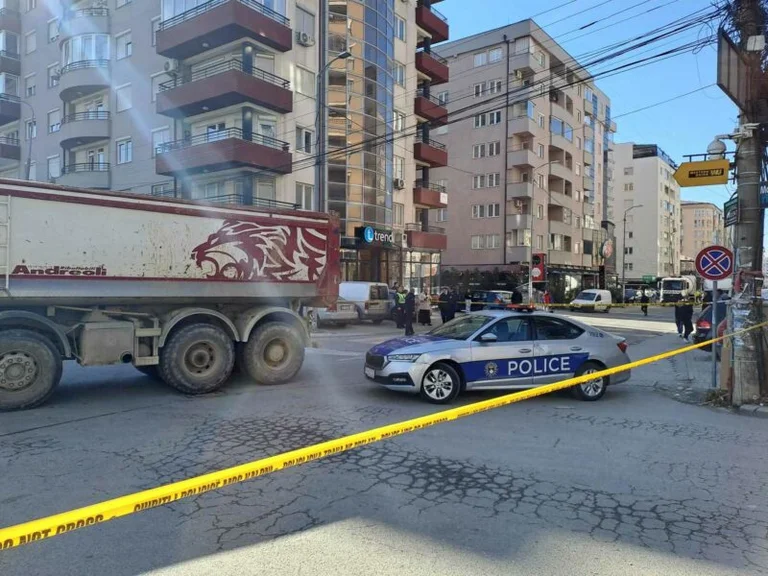 Pamje nga vendi i ngjarjes ku kamioni godet për vdekje një këmbësore në Fushë Kosovë