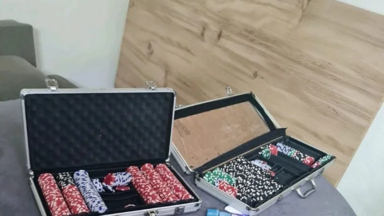 Jeux de hasard et jeux de hasard dans un local de Vushtri arrestation de la police suspect et saisie d'armes et de munitions