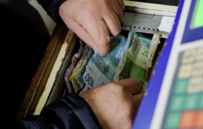 Qui surveillera l'application du règlement qui empêche le dinar?