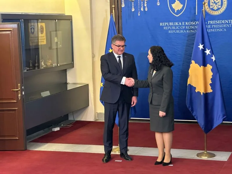 Lajcak arriva alla presidenza, inizia l'incontro con Osman