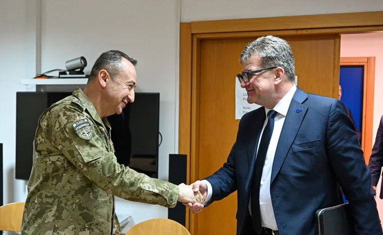 Lajcak rencontre le chef de la KFOR, les efforts conjoints de sécurité au Kosovo ont été discutés