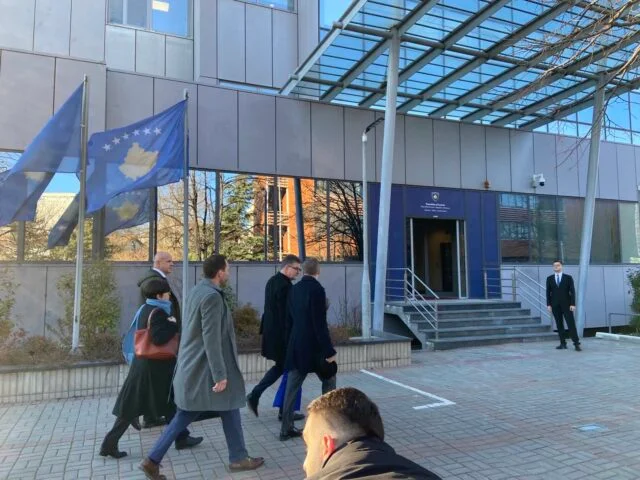 Lajcak commence à rencontrer Kurti