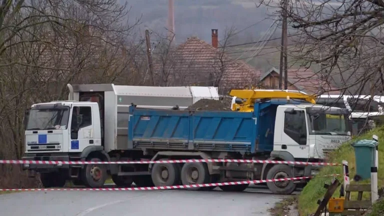 KP: Vendoset barrikadë e re në veri