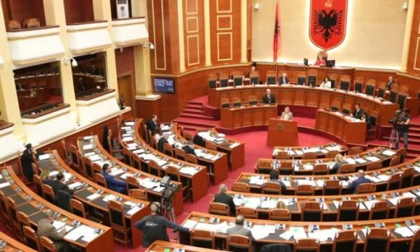 I 19 deputati dell'Albania hanno escluso