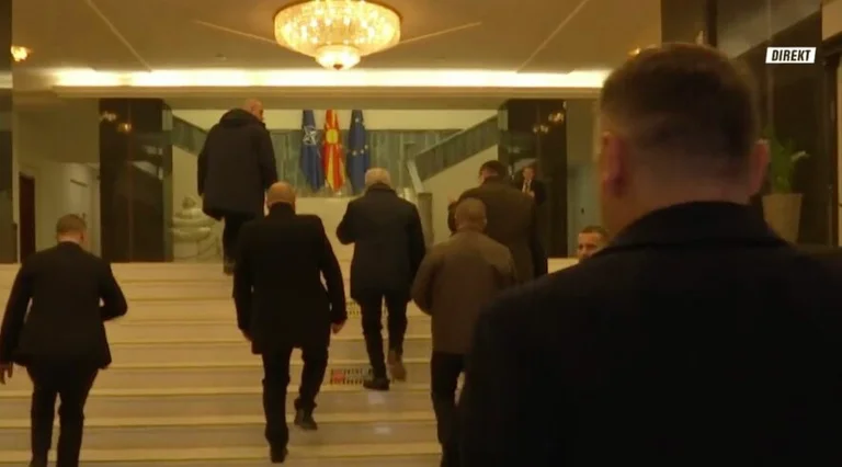Talat Xhaferi arrive à l'Assemblée du nord de la Macédoine
