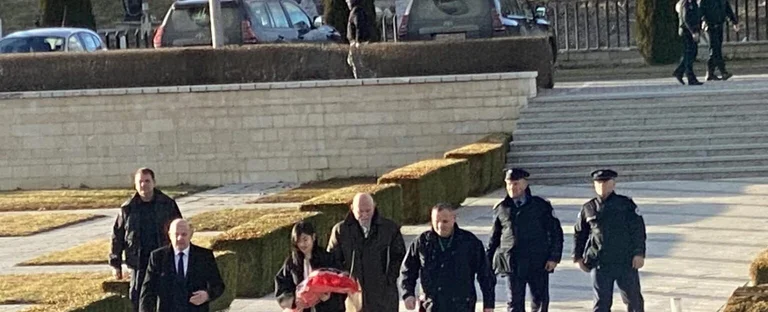 La fille de Sandulovic rend hommage au complexe commémoratif “Adem Jashari” à Prekaz