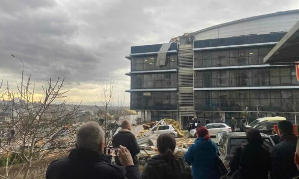 Powerful winds, the municipality calls for caution during moving to the streets around the municipal object that hit the roof
