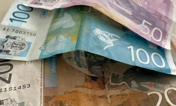Désaccord sur la décision du Kosovo relative au dinar serbe, l'UE demande des éclaircissements