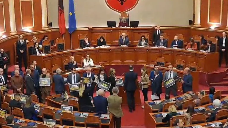 Oppositionsproteste im albanischen Parlament mit Bannern und Brüllen