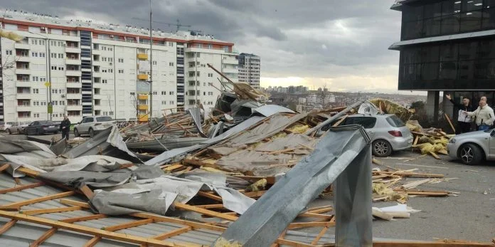 L'âge de 23 ans est atteint par la chute du pic à Pristina.