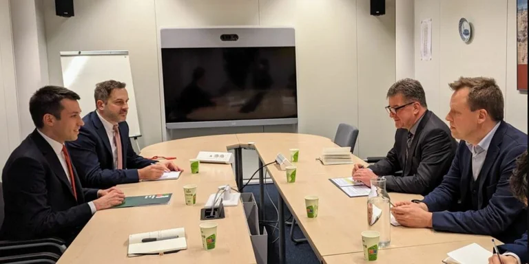 Lajcak parle du dialogue avec les représentants de l'opposition en Serbie