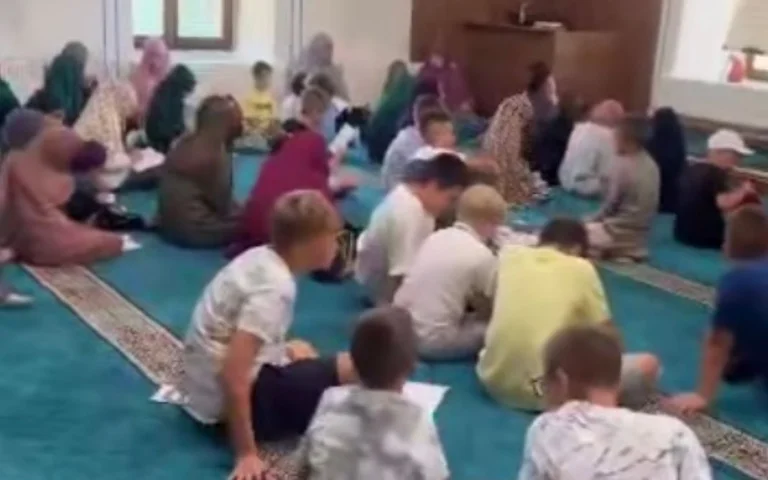 Denoncise eine Moschee im Kosovo, angeblich Kinder gelehrt Wahhabiismus