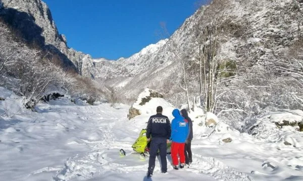 Drei Kosovo-Reisender, die durch Schnee in Valbona blockiert wurden, gerettet von albanischer Polizei, Kosovo