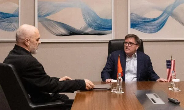 Rama rencontre James O'Brien à Skopje avant le dîner avec les dirigeants des Balkans occidentaux