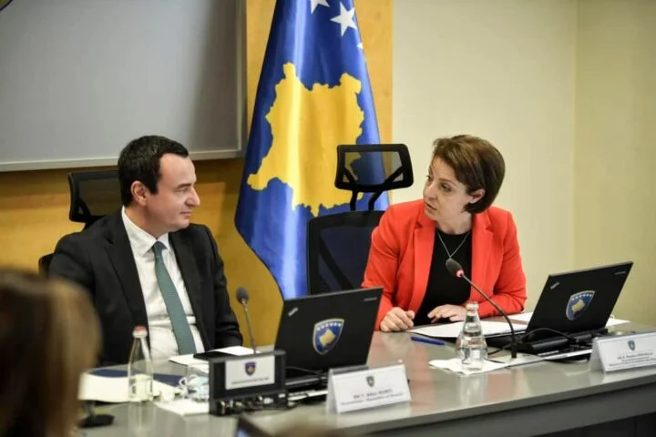 Kosovo unter Sanktionen, Kurti Regierung mit abweichender Sprache gegen EU