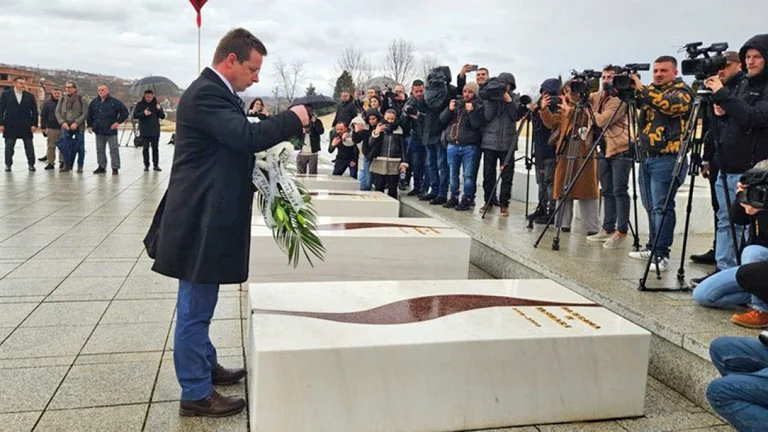 L'avocat Stojkovic a rapporté avoir été interdit par la police serbe lors de son retour à Belgrade.