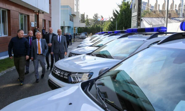 Deutschland spendt Kosovo Polizeiautos und Technik