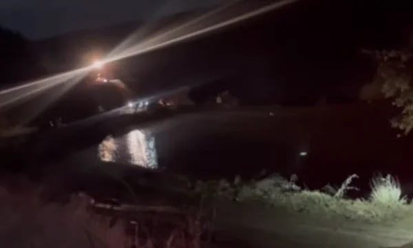 Dramma al lago Livocci a Gjilan, la polizia con gli psicologi sta cercando di ottenere una persona fuori dalla diga.