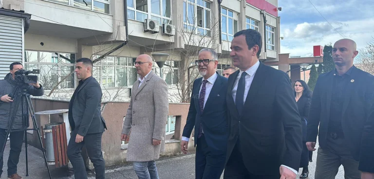 Kurti und Vitita besuchen die 23-jährige QKUK, verletzt durch das Dach des städtischen Objekts.