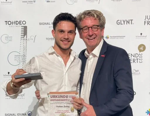 La parrucca albanese vince il primo premio, primo posto per la professionalità in Germania