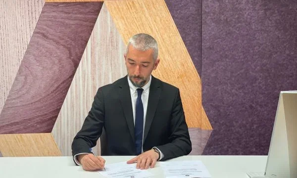 Miratohet kërkesa për nënshkrimin e peticionit për shkarkimin e kryetarit Erden Atiq