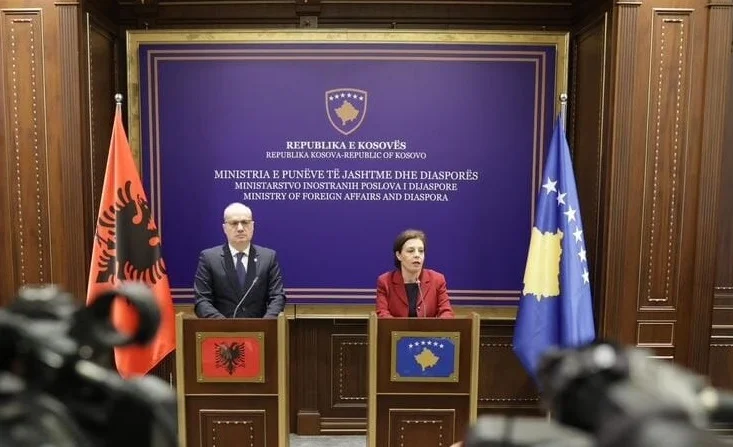 Hasani: Në shekullin 21 nuk i çohen fqinjit ushtri në kufi