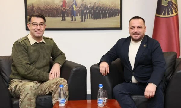 Britania heq vizat për personelin e Ministrisë së Mbrojtjes dhe FSK’së që zhvillojnë aktivitete ushtarake dhe zyrtare atje