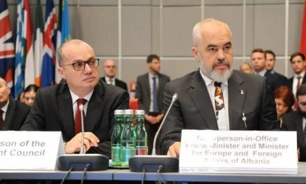 Rama e vonon vizitën, në Prishtinë nga Shqipëria vjen kryediplomati Hasani
