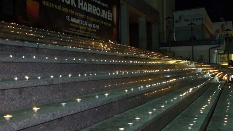 “Ne nuk harrojmë”- Ndizen qirinj për viktimat e gjenocidit në Kosovë