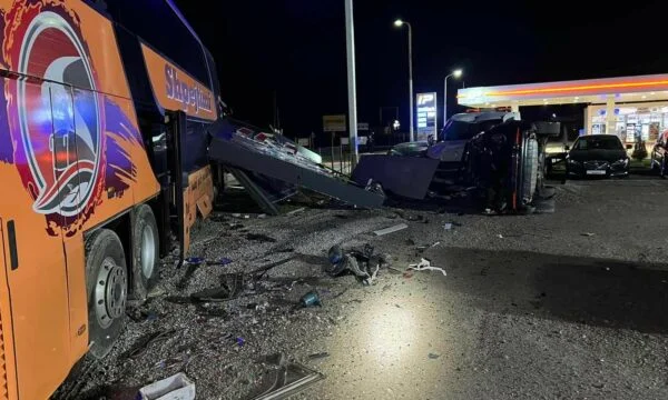 Vetaksidentohet autobusi në magjistralen Gjakovë–Prizren, lëndohen tre persona (Pamje)