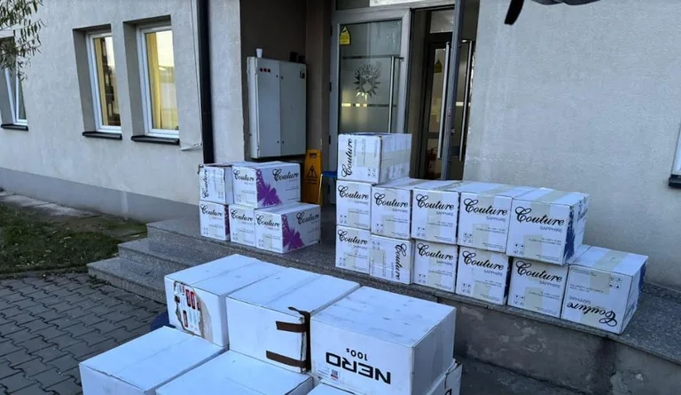 Parandalohet kontrabandimi i mbi 1 mijë paketimeve me cigare, lëndohet një polic