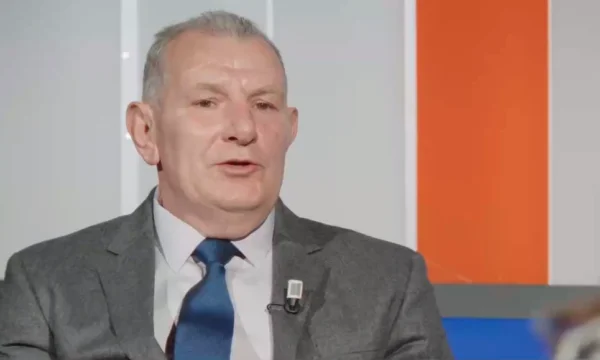 Buja: Forcat serbe u prinë e u ndihmuan edhe nga disa shqiptarë për të hyrë në Reçak për masakrimin e 45 civilëve