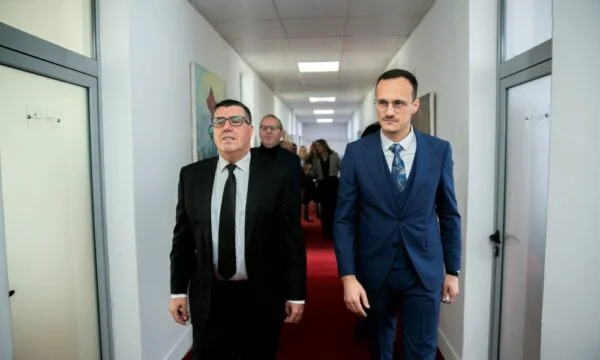 Kryetari i Gjilanit thotë se po e renovon Palestrën, Lutfi Haziri i thotë se po bën komedi