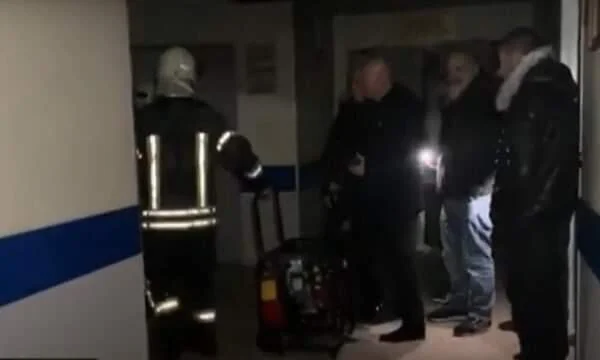 Merr flakë spitali në Shkodër, momenti kur zjarrfikësit intervenojnë për t’i nxjerrë pacientët