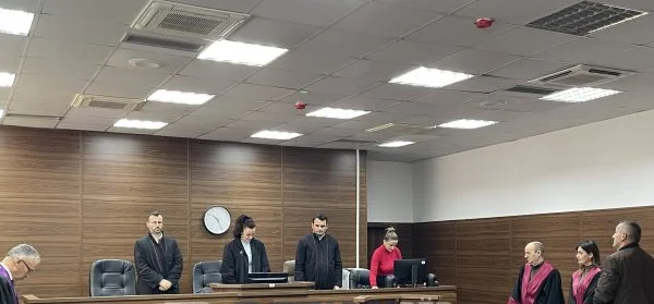 Nuk e hoqën nga lista e pagave mësuesin që kishte vdekur, nga 500 euro gjobë ndaj zyrtarit komunal dhe drejtorit të shkollës