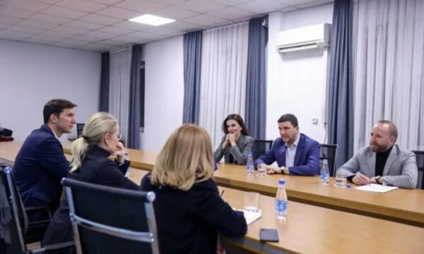 Krasniqi takohet me Von Cramon, kërkon nga ajo që të avokojë për heqjen e sanksioneve nga BE-ja