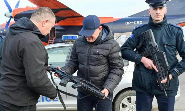 Patrullat e policisë nga sot janë të pajisura me armë të gjata