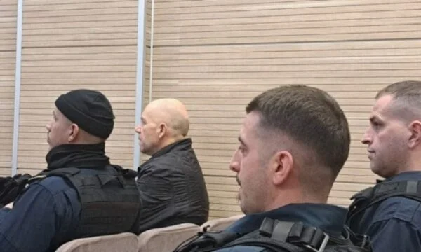 I vazhdohet edhe për dy muaj paraburgimi, ish-gardianit serb të akuzuar për krime lufte që pret Kurtin të dëshmojë në favor të tij